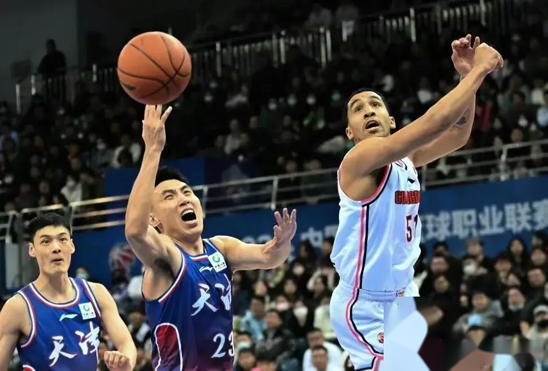 天津男篮在比赛中战胜对手，取得胜利的简单介绍