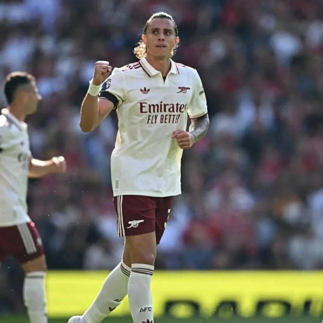 包含德甲新晋球星崭露头角，展现出色表现的词条