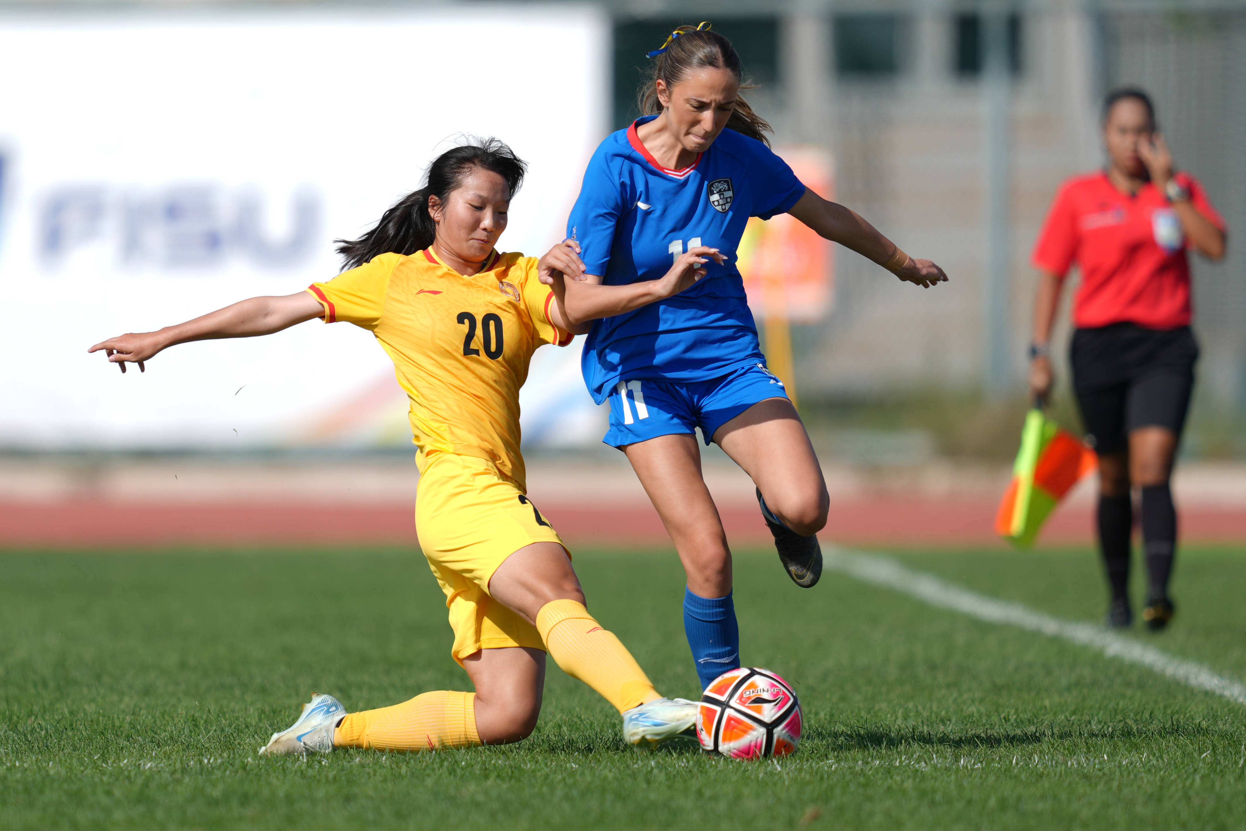 女足球员们在比赛中施展绝技 女足球员们在比赛中施展绝技