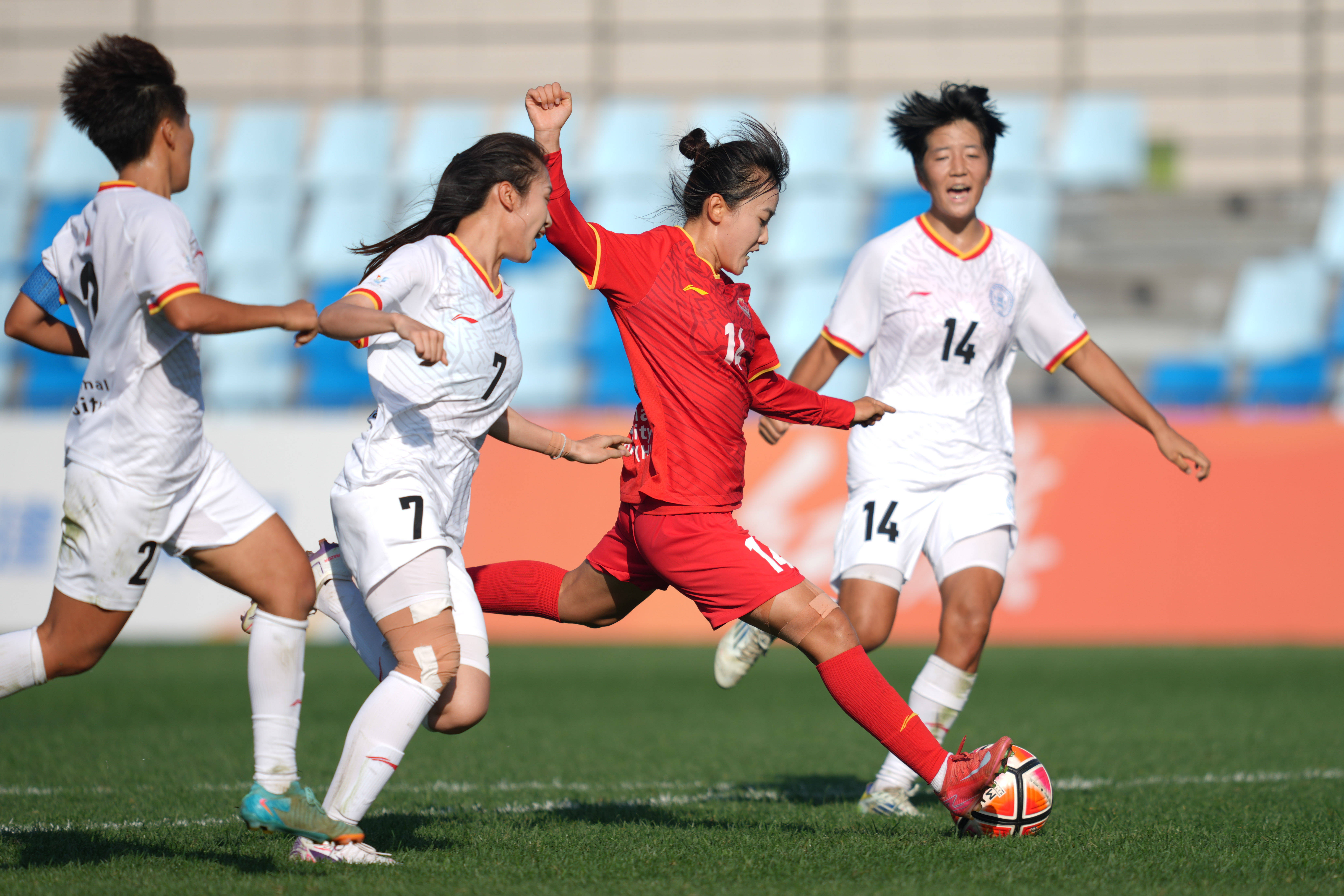 女足球员们在比赛中施展绝技 女足球员们在比赛中施展绝技