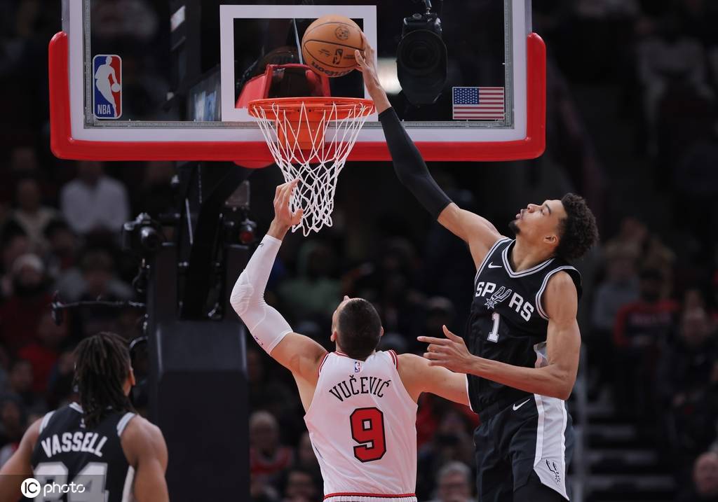 关于猛龙险胜公牛，拉文统治全场的信息