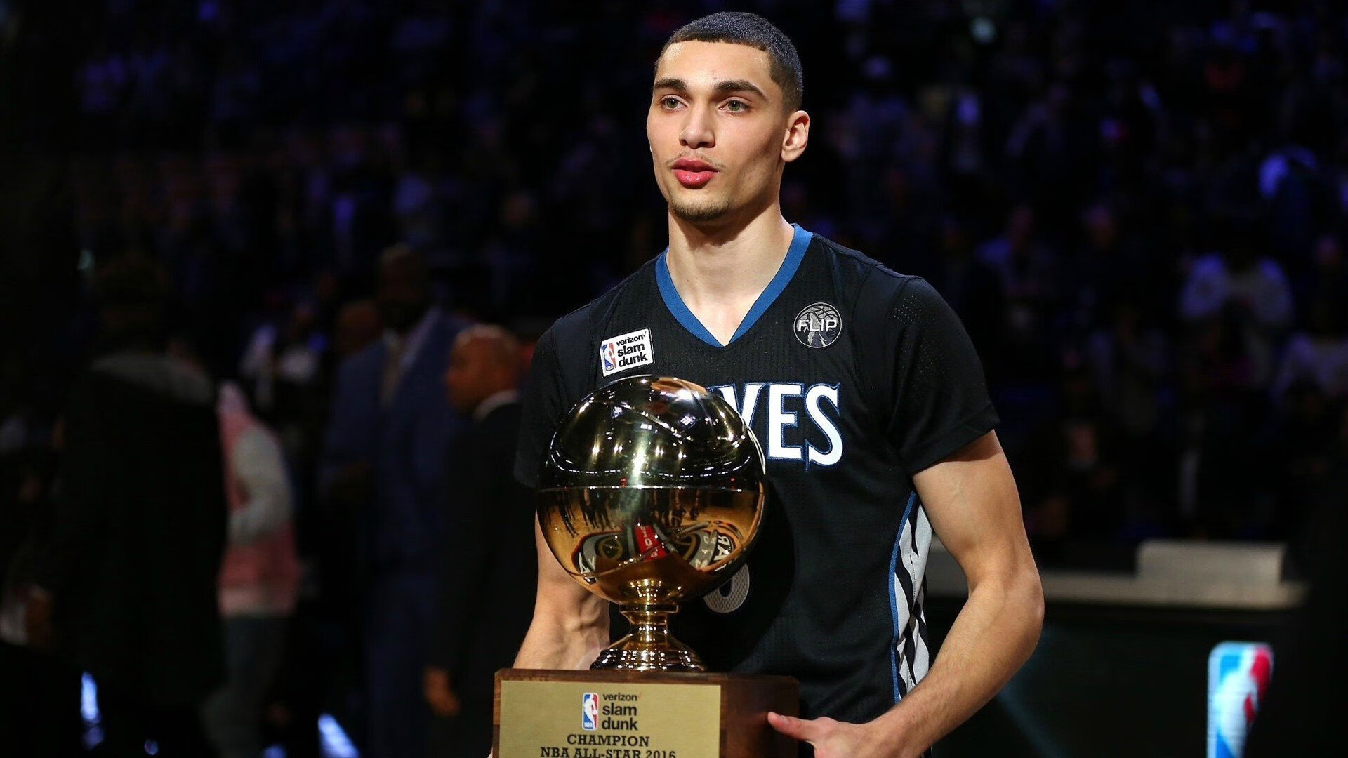 赛道与球场，当F1新赛季揭幕战之夜遇上克莱末节接管比赛